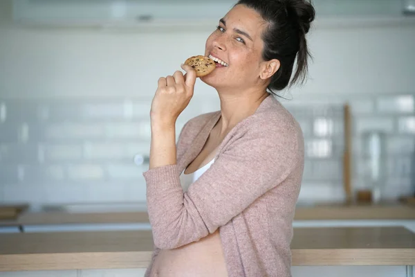 Mujer Embarazada Comiendo Galletas — Foto de Stock