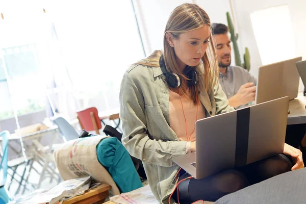 Jonge Vrouw Laptop Coworking Ruimte — Stockfoto