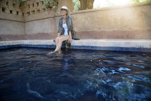 Prachtige Vrouw Plaatsings Door Marokkaanse Zwembad — Stockfoto