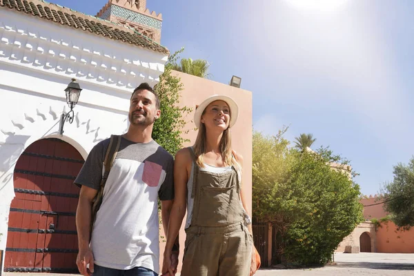 Paar Touristen Fuß Koutoubia Gärten Marrakesch — Stockfoto