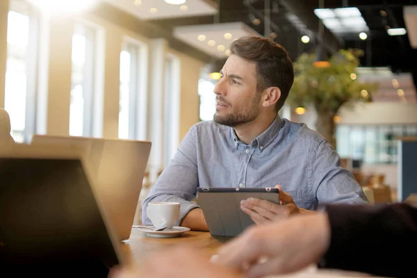 Venditore Ascoltando Collega Riunione — Foto Stock