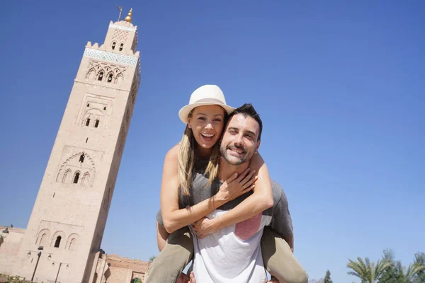 Retrato Homem Dando Passeio Piggyback Para Namorada Jardins Koutoubia — Fotografia de Stock