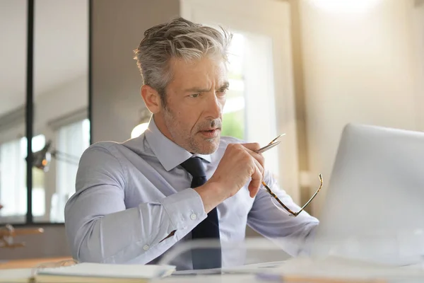 Empresario Estresado Trabajando Oficina Contemporánea —  Fotos de Stock