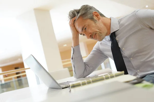 Reifer Geschäftsmann Schaut Gestresst Auf Computer — Stockfoto