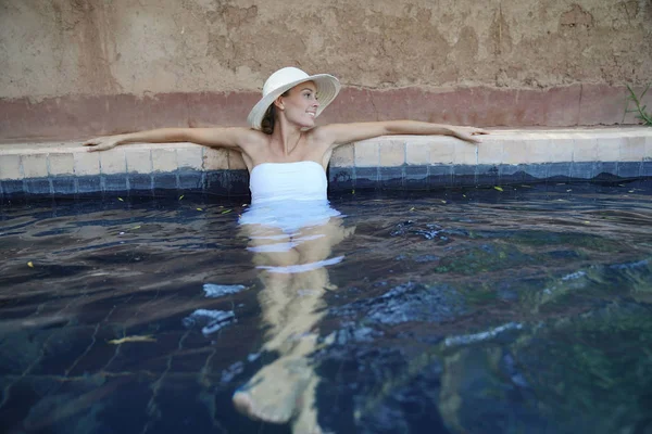 Mulher Deslumbrante Piscina Marroquina — Fotografia de Stock