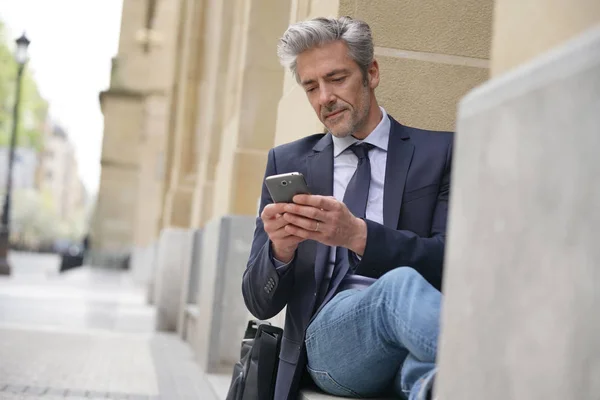Homme Affaires Heureux Sur Téléphone Portable Prenant Une Pause Extérieur — Photo