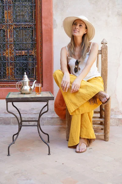 Elegancka Kobieta Dirnking Mięta Herbata Marokańskim Riad — Zdjęcie stockowe
