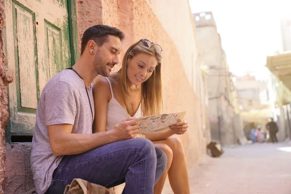 Pareja Turistas Mapa Marrakech — Foto de Stock