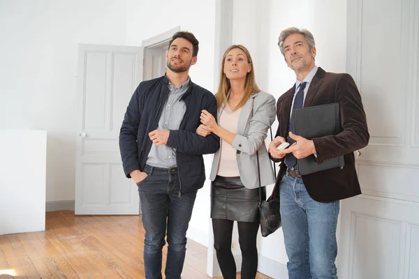 Casal Com Agente Imobiliário Visitando Luz Casa Contemporânea — Fotografia de Stock