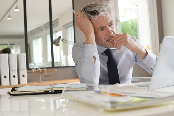 Uomo Affari Stressato Che Lavora Nell Ufficio Contemporaneo — Foto Stock