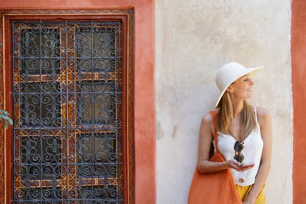 Stilvolle Frau Textet Traditionellem Marokkanischen Riad — Stockfoto