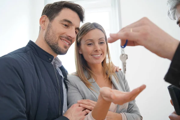 Agente Imobiliário Entregando Chaves Para Novos Proprietários Felizes — Fotografia de Stock