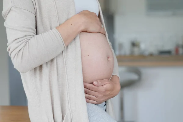 Zbliżenie Kobiety Ciąży Brzuch — Zdjęcie stockowe