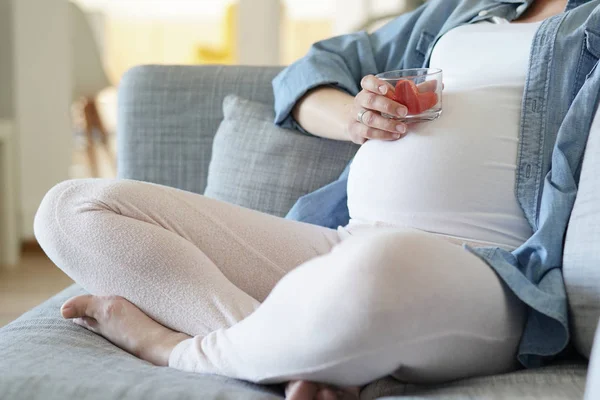 Schwangere Entspannt Sich Hause Und Isst Erdbeeren — Stockfoto