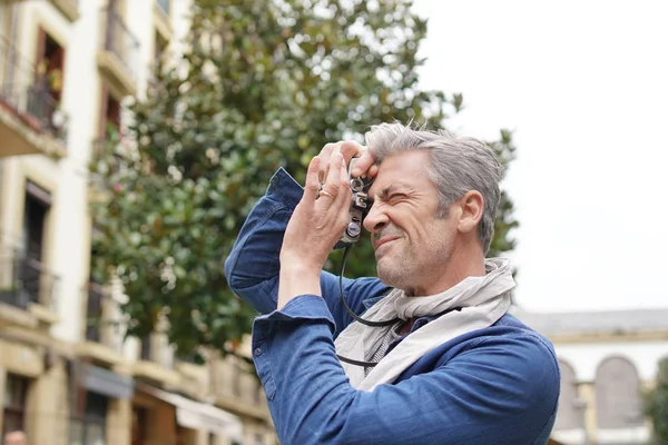 Oudere Fotograaf Nemen Van Foto Met Vintage Camera Oude Stad — Stockfoto