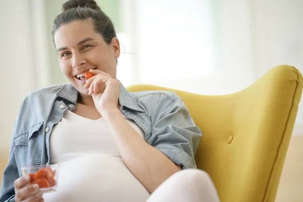 Gravid Kvinna Avkopplande Hemma Äta Jordgubbar — Stockfoto