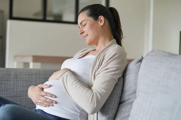 Portrait Femme Enceinte Relaxant Dans Canapé — Photo