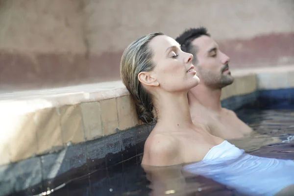 Atractiva Pareja Relajándose Impresionante Piscina Marroquí — Foto de Stock