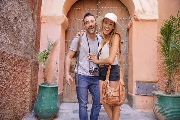 Glückliches Paar Von Reisenden Die Marrakesch Besuchen — Stockfoto