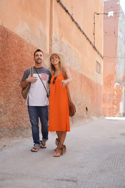 Atractiva Pareja Caminando Por Las Calles Marrakech — Foto de Stock