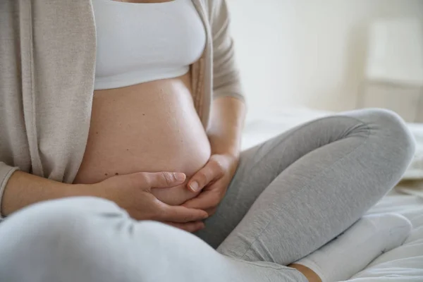 Primo Piano Della Pancia Della Donna Incinta — Foto Stock