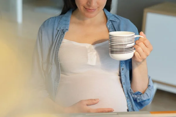 Donna Incinta Con Bevanda Calda Davanti Computer Portatile — Foto Stock