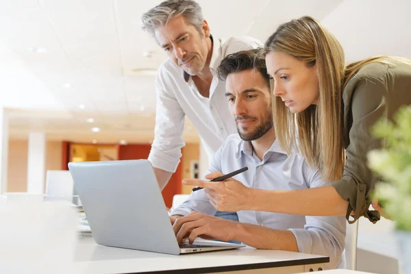 Equipe Inicialização Passando Por Ideias Negócios Escritório — Fotografia de Stock