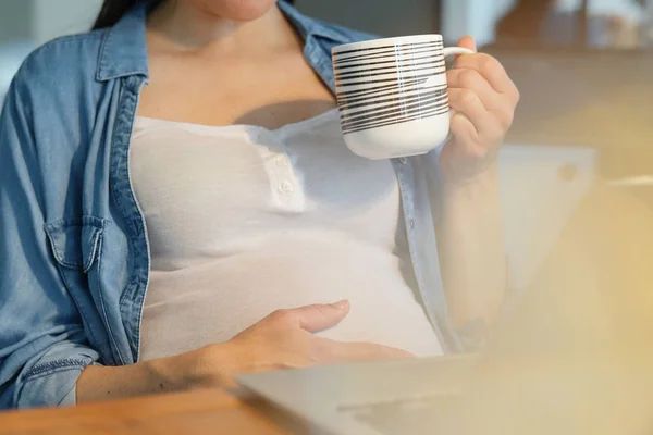 Mulher Grávida Com Bebida Quente Frente Laptop — Fotografia de Stock