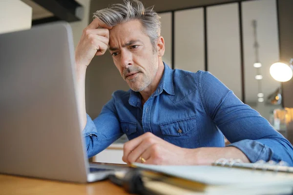 Reifer Mann Der Von Hause Aus Arbeitet Sieht Gestresst Aus — Stockfoto