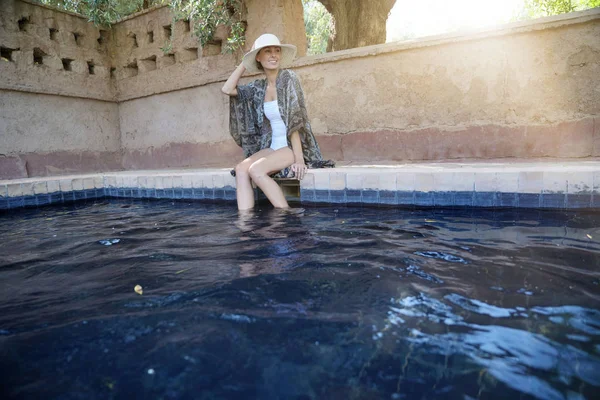 Splendida Donna Situata Vicino Alla Piscina Marocchina — Foto Stock