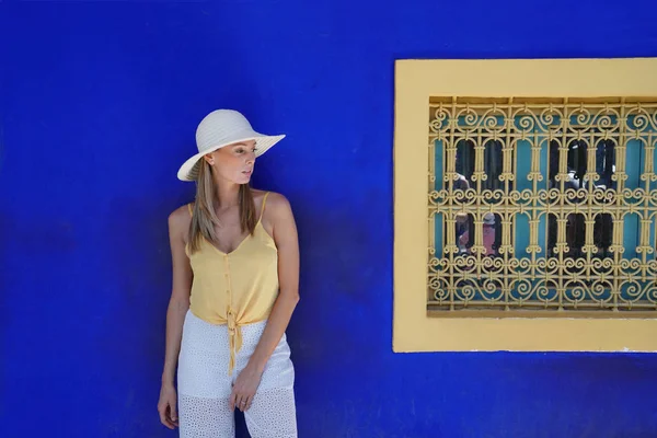 Superbe Femme Contre Mur Bleu Dans Jardin Majorelle Maroc — Photo