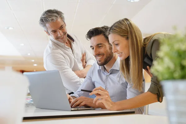 Startup Team Gaat Door Middel Van Zakelijke Ideeën Office — Stockfoto