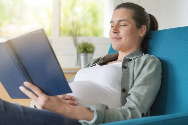 Gravid Kvinna Fåtölj Läsa Bok Och Avslappnande — Stockfoto