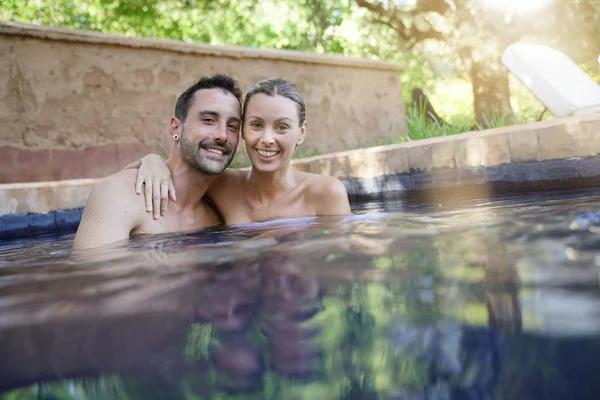 快乐的夫妇在摩洛哥游泳池微笑在相机 — 图库照片