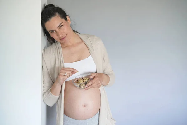 Mujer Embarazada Comiendo Cereales Aislada — Foto de Stock