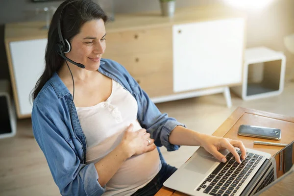 Schwangere Arbeitet Von Hause Aus Mit Laptop Und Headset — Stockfoto