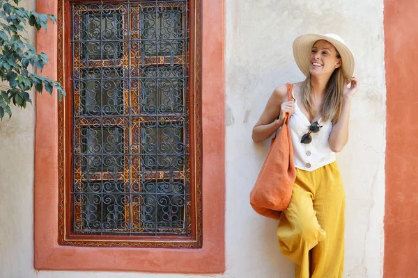 Fas riad gülümseyen zarif şık kadın