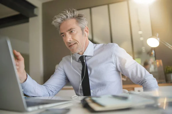 Empresario Videollamada Oficina Contemporánea — Foto de Stock