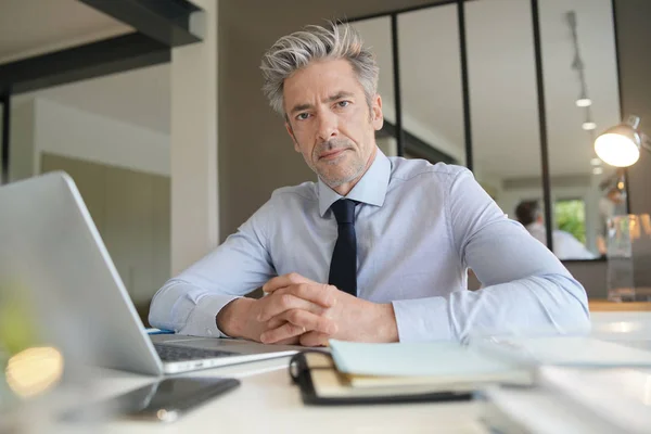 Knappe Zakenman Offiice Kijken Naar Camera — Stockfoto