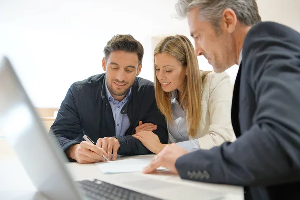 Couple Signing Contract Real Estate Agent — Stock Photo, Image