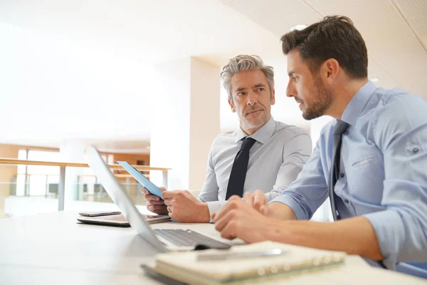 Männliche Mitarbeiter Diskutieren Geschäftsstrategien — Stockfoto