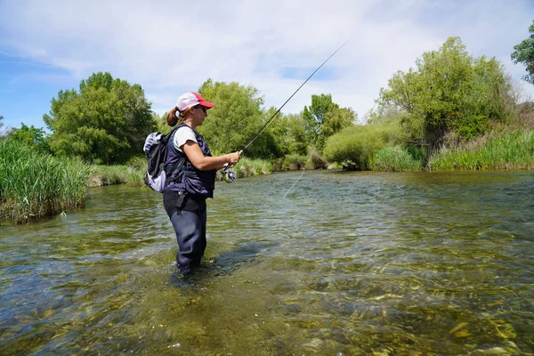 Donna Matura Pesca Nel Fiume — Foto Stock