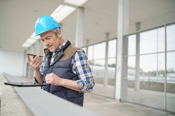 Architetto Sul Cellulare Che Controlla Progressi Della Vista Lavoro — Foto Stock