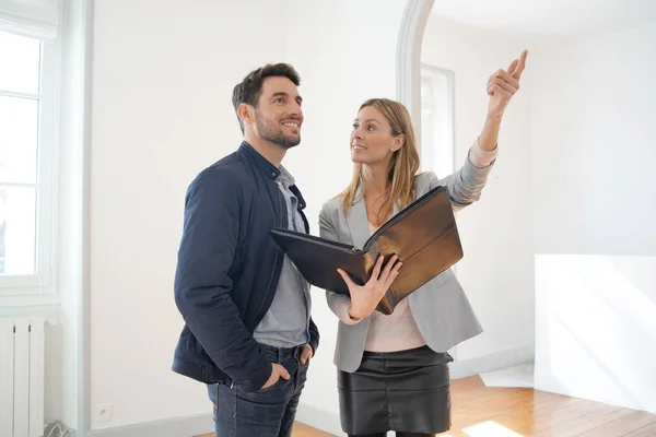 Agente Imobiliário Mostrando Casa Contemporânea Para Venda — Fotografia de Stock