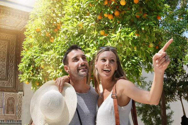 Pareja Turistas Palacio Bahía Pie Frente Naranjo — Foto de Stock