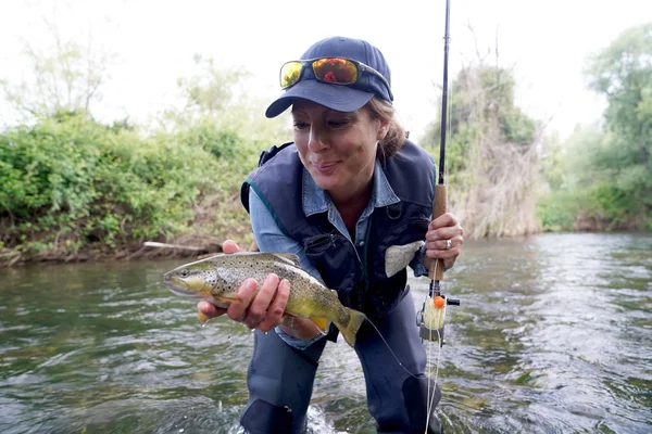 Nehirde Balık Olgun Kadın — Stok fotoğraf
