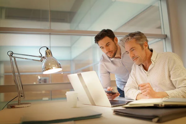 Männliche Mitarbeiter Gespräch Über Ideen Modernen Büro — Stockfoto