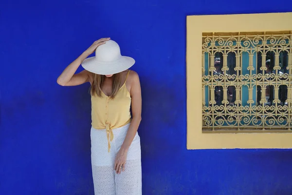 Superbe Femme Contre Mur Bleu Dans Jardin Majorelle Maroc — Photo