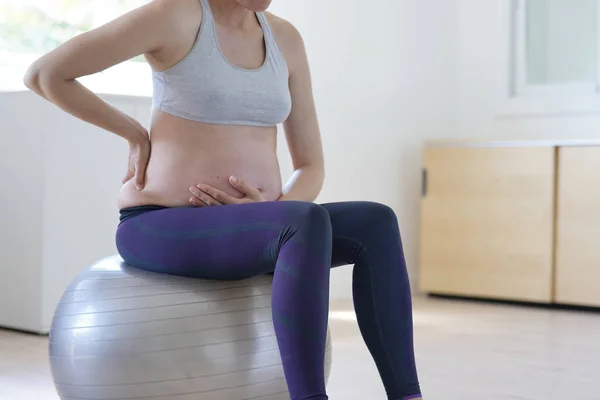 Těhotnou Ženu Doma Která Sedí Fitness Ballu Provádí Relaxační Cvičení — Stock fotografie