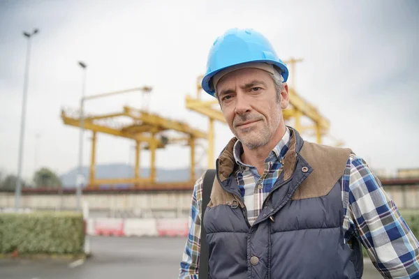 Bauarbeiter Auf Industrievisite Blickt Kamera — Stockfoto
